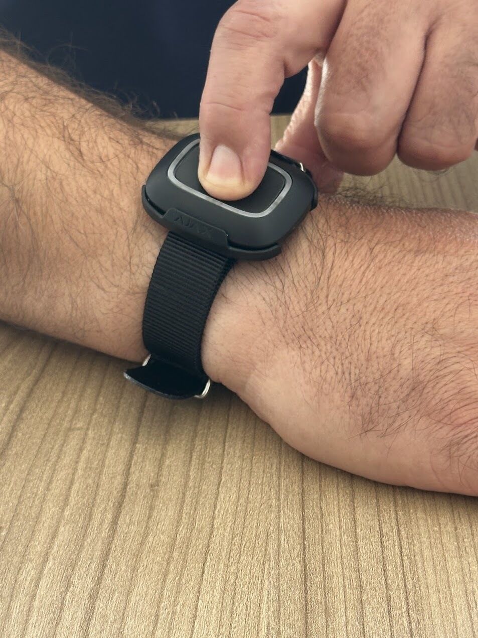IMG_4363.jpg Button mit Armband Schwarz - Funk Notfallknopf
