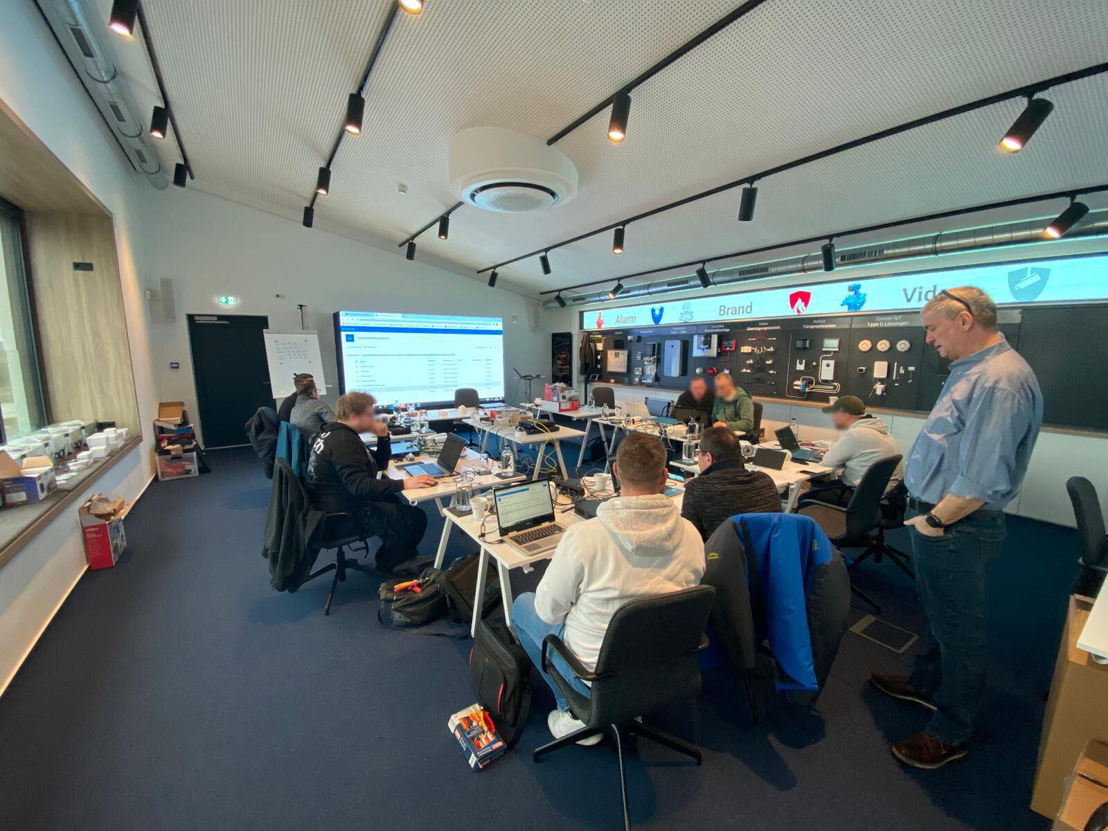 Neue Praxis-Schulungen: Effektive Anwendung von Jablotron und Dahua Drinnen, Menschen, Person, Mobiliar, Mann