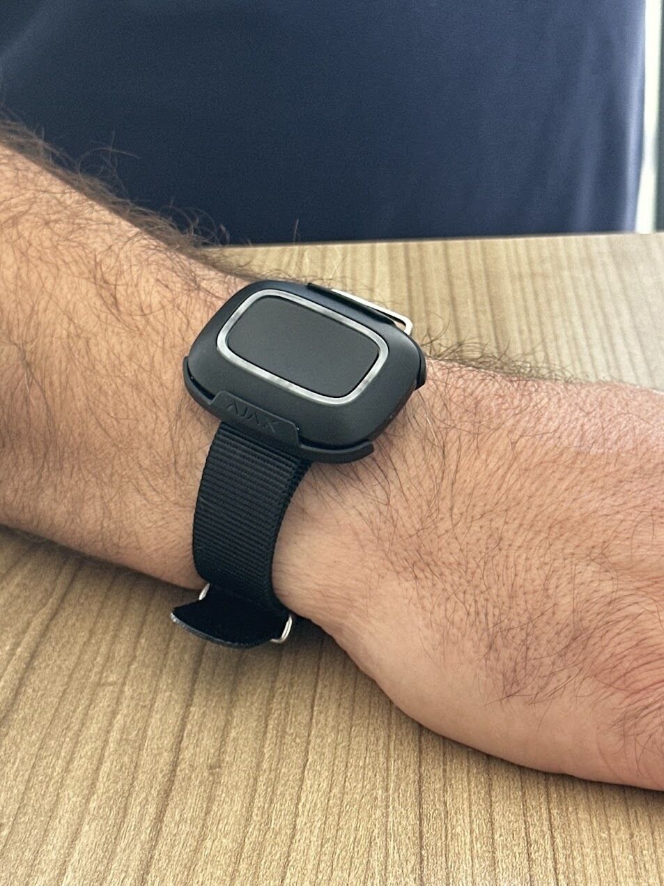 Button mit Armband Schwarz - Funk Notfallknopf